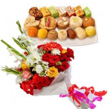 Half Kg Sweets and Bunch of 6 Assorted Flowers