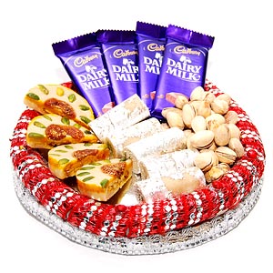 1/2 Kaju Roll and 4 Dairy Milk 250 Gms Pista in Tray 